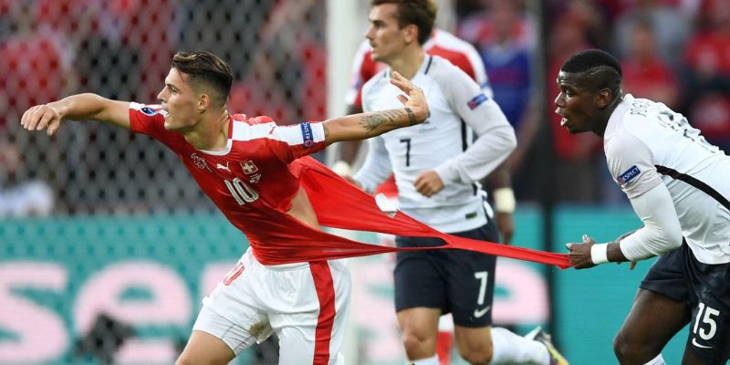 Kéo áo là lỗi phổ biến dẫn đến direct free kick